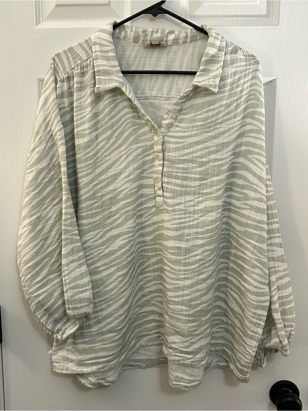 LOFT Outlet Zebra Print 100% Cotton Gauze Henley Blouse Sage Green XXL